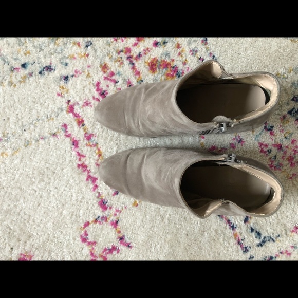 Banana Republic heeled booty. Size 8.5. Color is a grey/tan - Picture 4 of 5